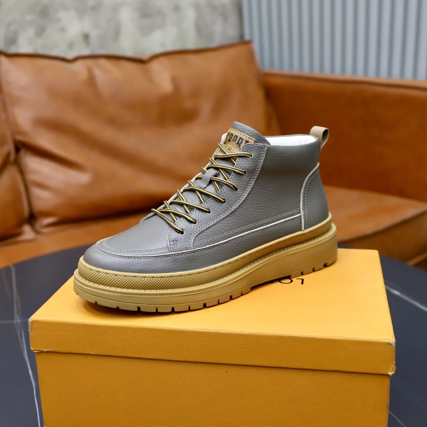 Ex-factory price: 460💰🙅‍♂️🙅‍♂️🙅‍♂️ Brand: LV Louis Vuitton Standard code: 38–44 (45 can be customized) Grade: Same as the official website Material: Original cowhide fabric Comfortable pigskin lining Lightweight wear-resistant outsole Style category: Men's fashion casual shoes and boots Running sneakers Distinguished luxury brand elements Top luxury Color: actual picture color
